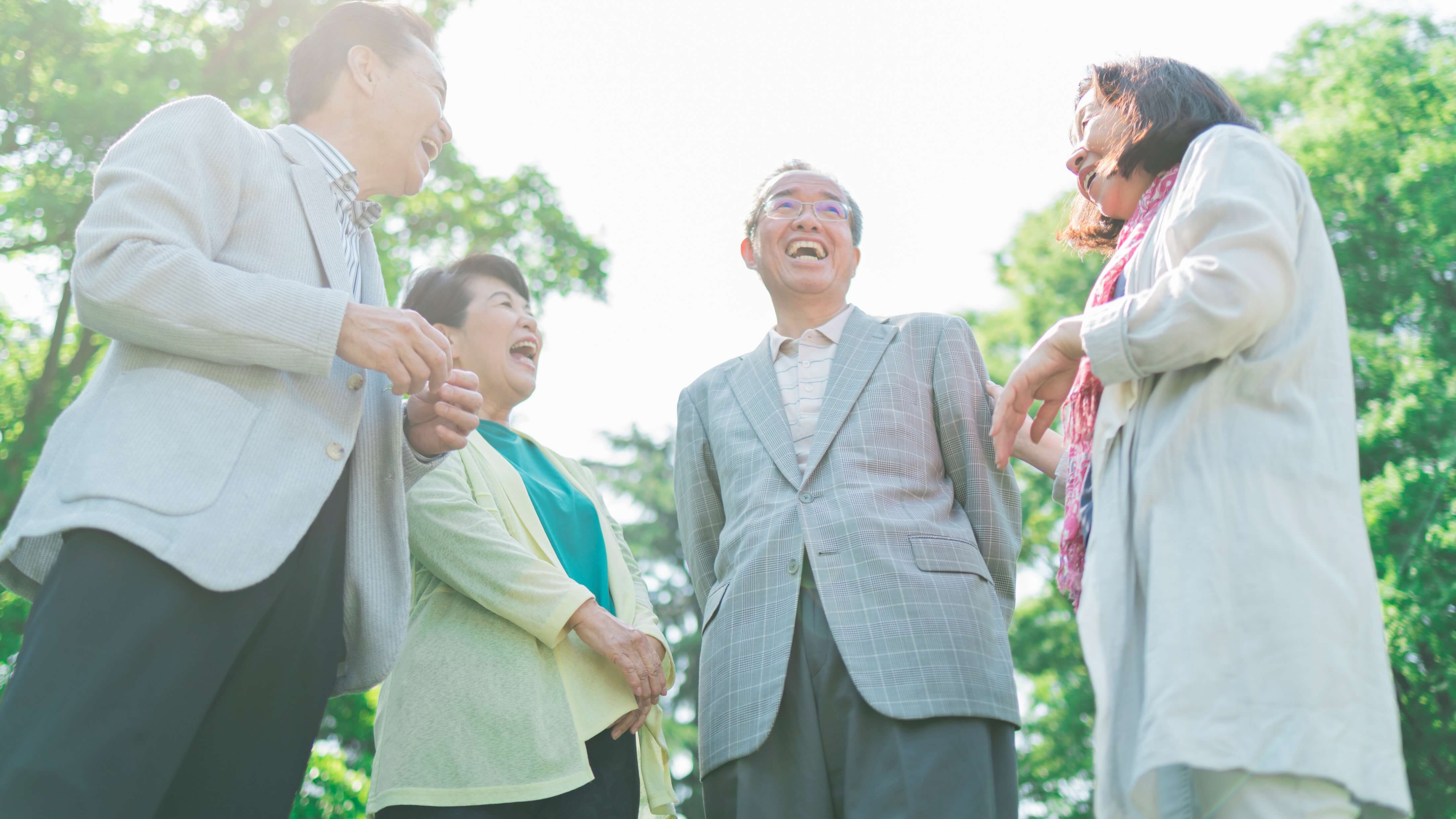 老年の男女4人が笑いながら話をしている様子